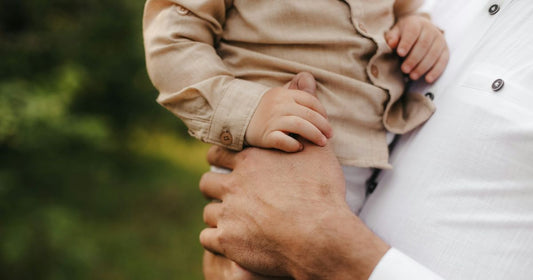 Teamwork im Babyjahr: Wie Papa zum „Erinnerungs-Helden“ wird